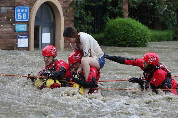 Cina Dilanda Banjir Besar Ribuan Warga Mengungsi